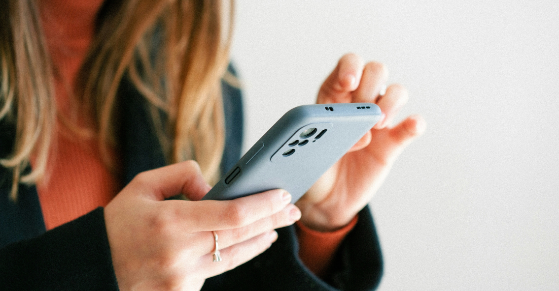 Umnico user with a smartphone